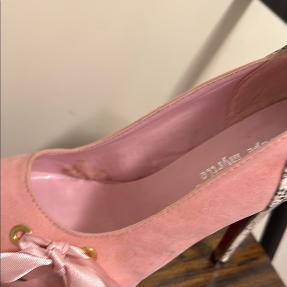Pink and Black High Heels with Bow Detail - Picture 5 of 10